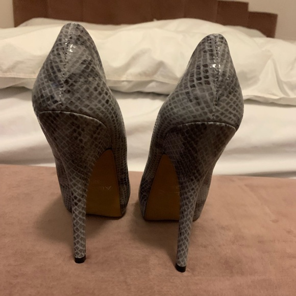 Snake print heels size 6 with matching clutch - Picture 3 of 13